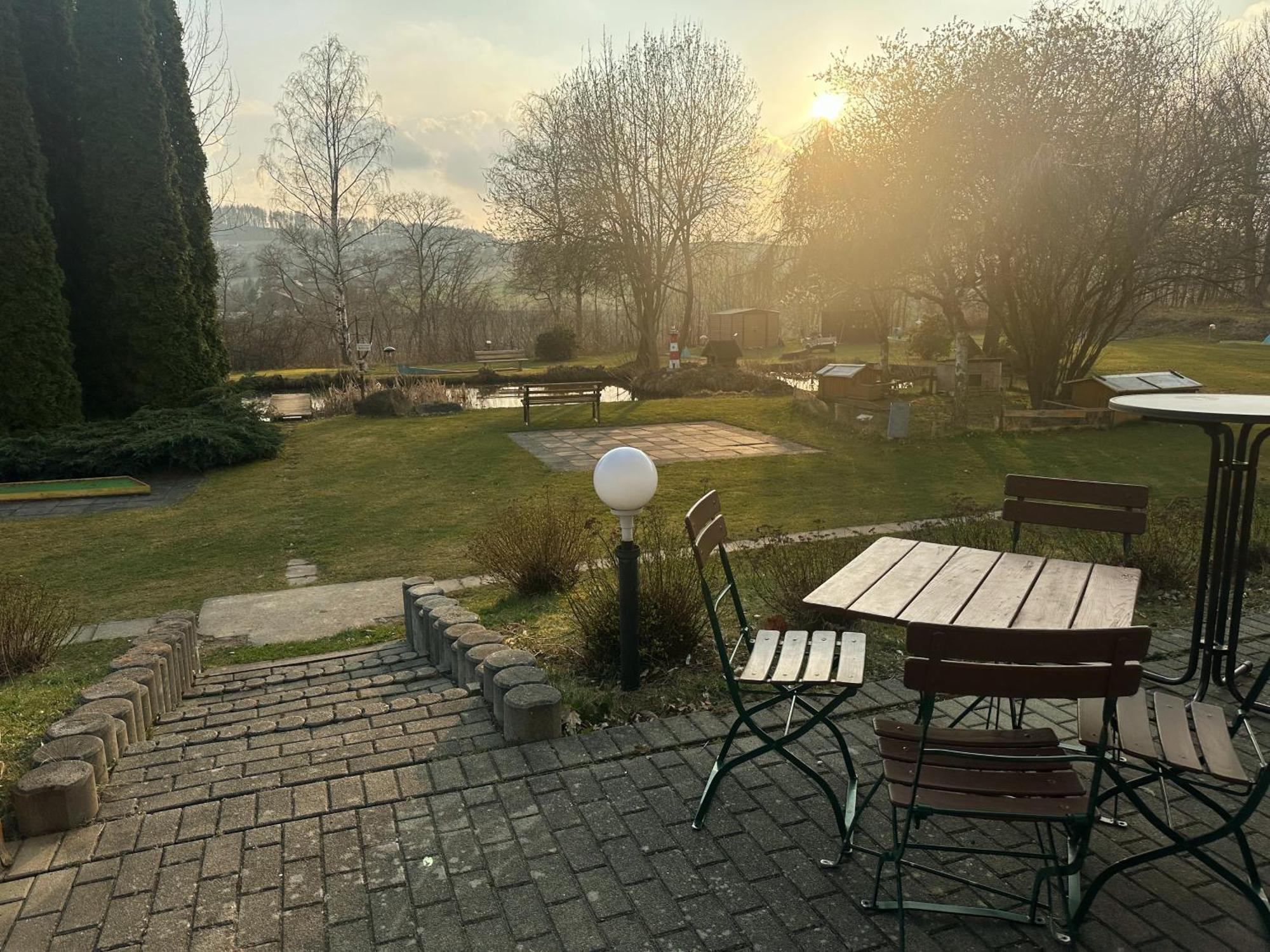 Hotel Am Laerchenberg I Fruehstueck, Wlan, Parkplatz Schirgiswalde-Kirschau Buitenkant foto