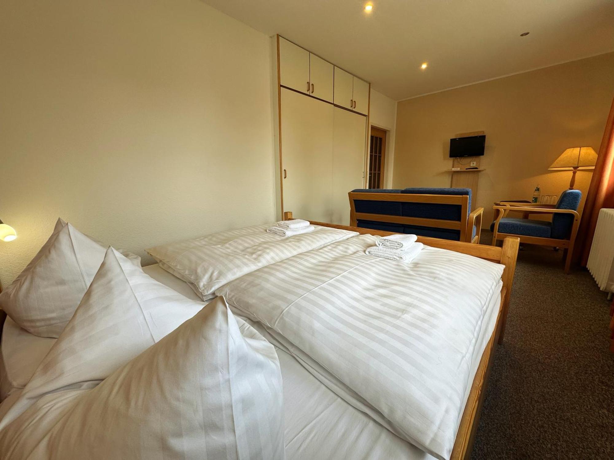 Hotel Am Laerchenberg I Fruehstueck, Wlan, Parkplatz Schirgiswalde-Kirschau Buitenkant foto